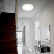 Moderne led-plafondlamp in een stijlvolle woonkamer, van onderaf gezien.
