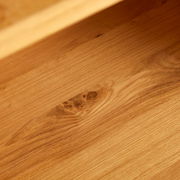 Nahaufnahme der Holzmaserung eines Regals aus der Perspektive von oben.