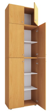 Hoher Holzschrank in heller Buche-Optik mit geöffneten Türen und mehreren weißen Einlegeböden, freigestellt auf weißem Hintergrund, perspektivische Ansicht schräg von vorne