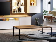 Moderne salontafel met houten blad en zwart metalen onderstel, zijaanzicht in een stijlvol ingerichte woonkamer.