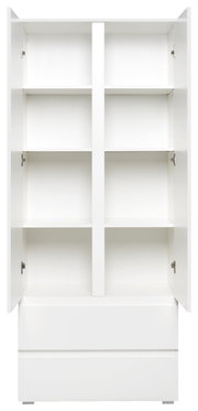Weißer Mehrzweckschrank mit offenen Türen, drei Regalböden und zwei Schubladen, Frontalansicht.