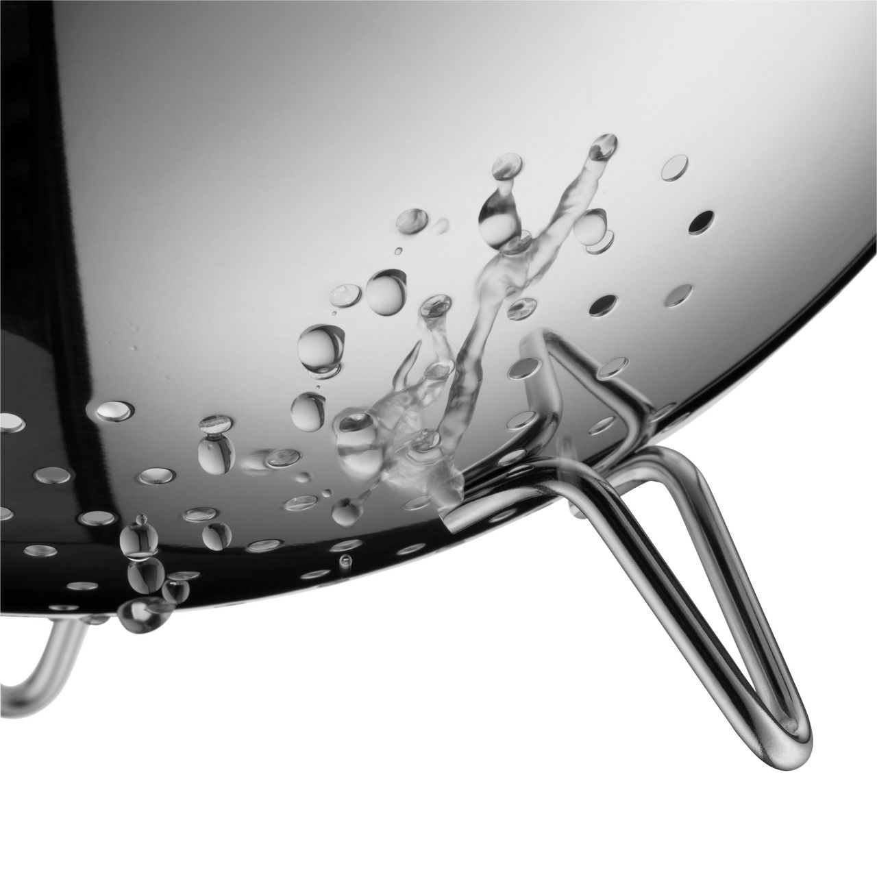 Nahaufnahme eines Salatseihers GOURMET 24cm aus Edelstahl mit Wassertropfen und Standfüßen.