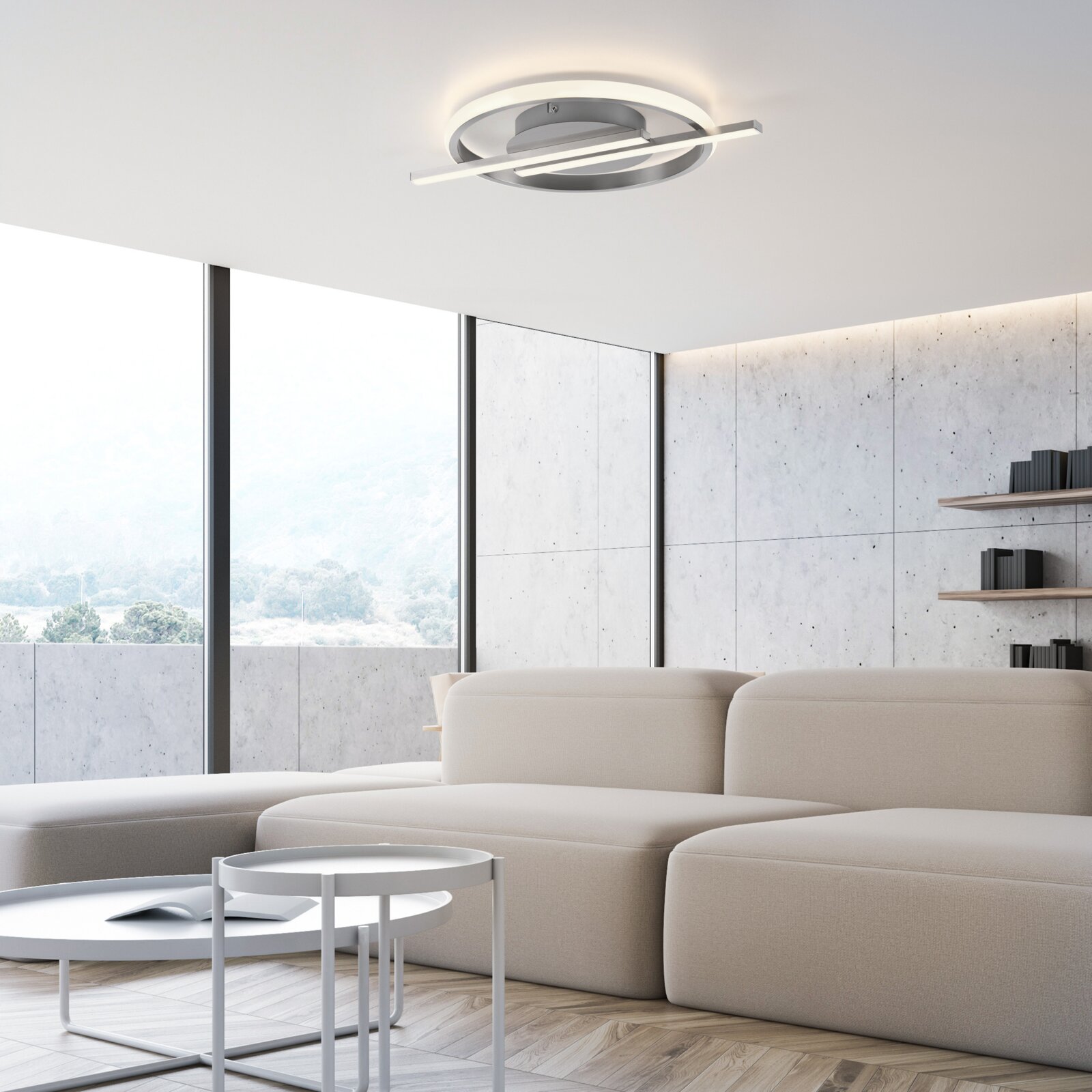 Moderne LED-Deckenleuchte in einem stilvollen Wohnzimmer, von unten betrachtet.