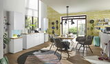 Moderne Esszimmer-Einrichtung mit weißem Sideboard und Vitrine, Esstisch mit grauen Stühlen, Blick aus der Perspektive des Raumes mit großen Fenstern und grüner Tapete.