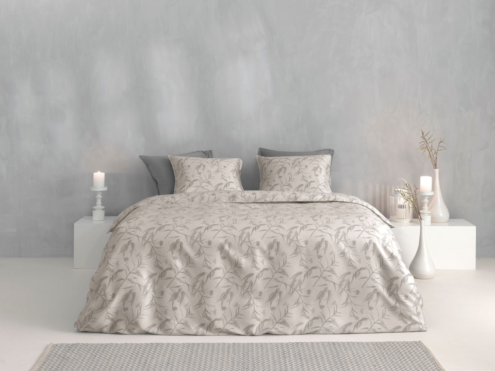 ZO!HOME Bettwäsche 135x200cm FIORI DI SATINADO Bettwäsche-Set FIORI DI SATINADO in Creme mit floralem Muster, frontal fotografiert, auf einem Bett mit grauem Hintergrund und dekorativen Kerzen.