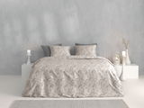 Bettwäsche-Set FIORI DI SATINADO in Creme mit floralem Muster, frontal fotografiert, auf einem Bett mit grauem Hintergrund und dekorativen Kerzen.