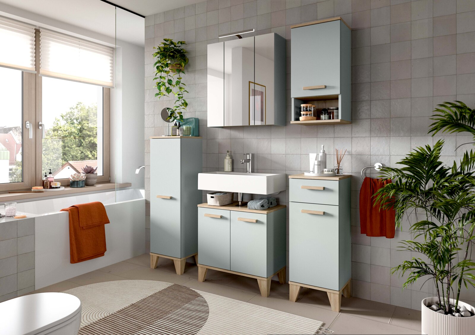 Modernes Badezimmer mit mintgrünen Badmöbeln in Holzoptik, Waschtisch mit Unterschrank, Spiegelschrank und Hängeschrank neben Badewanne; Perspektive: frontale, leicht seitliche Raumansicht.