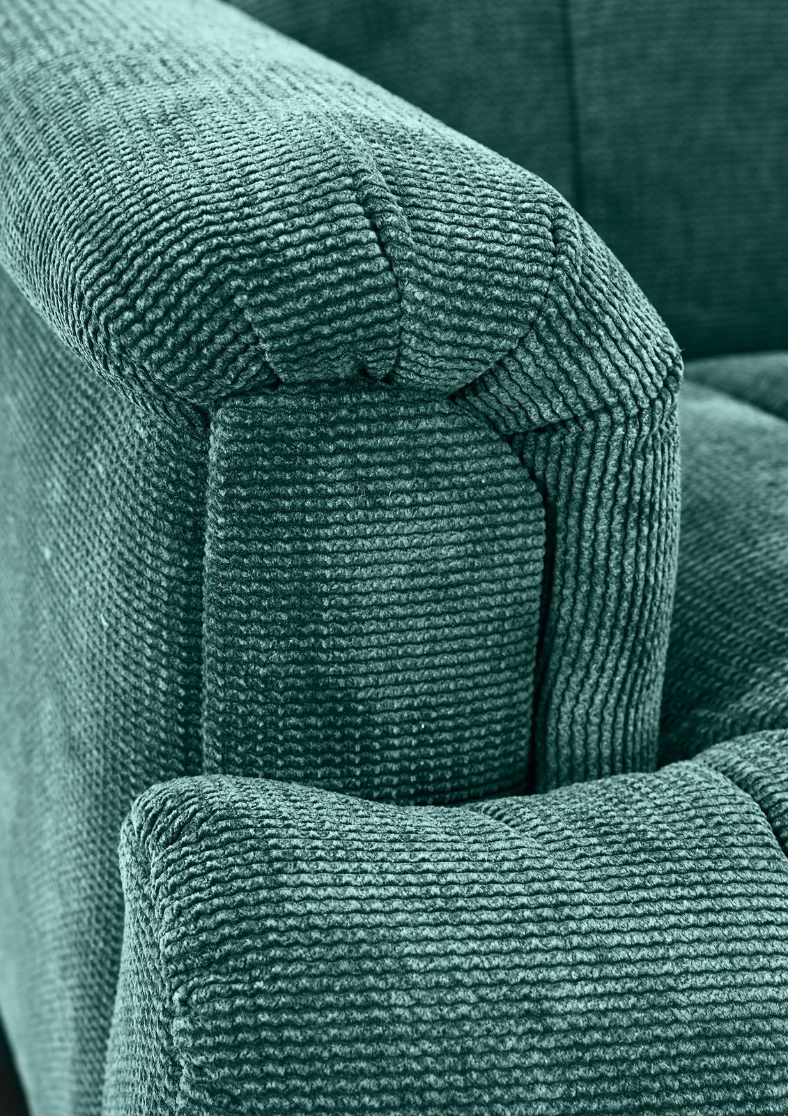 Nahaufnahme einer grünen, strukturierten Polsterung einer 2er-Sitzbank, Perspektive von der Armlehne.