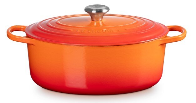 LE CREUSET Bräter oval 31cm ofenrot SIGNATURE Ovaler Bräter in Ofenrot, seitliche Perspektive, mit Deckel und Griffen