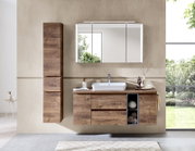 Modernes Badezimmermöbel-Set in Holzoptik mit wandhängendem Waschtischunterschrank, Aufsatzwaschbecken, LED-Spiegelschrank und hohem Seitenschrank, frontal aus Augenhöhe fotografiert