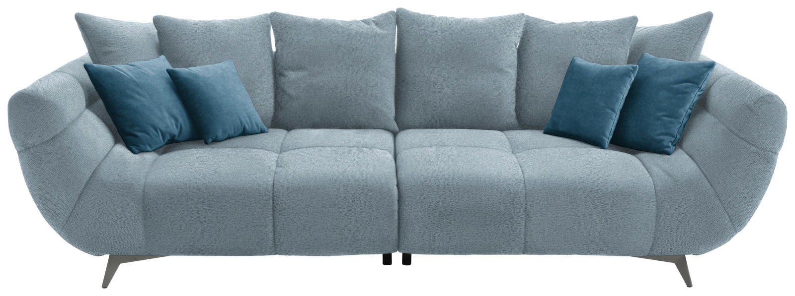 Hom´in Big Sofa FELLINI II. Frontale Ansicht eines großen, modernen Sofas in hellblauem Stoff mit mehreren blauen Kissen.
