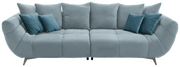 Frontale Ansicht eines großen, modernen Sofas in hellblauem Stoff mit mehreren blauen Kissen.