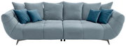 Frontale Ansicht eines großen, modernen Sofas in hellblauem Stoff mit mehreren blauen Kissen.