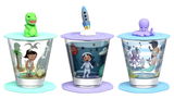 Dreiteiliges Trinkglasset mit bunten Motiven: Dinosaurier, Astronaut und Oktopus. Jedes Glas hat einen passenden Deckel mit 3D-Figur. Frontalansicht.