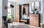 Moderne Garderobeneinrichtung mit Holzoptik, bestehend aus einem Garderobenschrank, einem Garderobenpaneel mit Haken und Ablage, einer Sitzbank mit Stauraum und einem großen Spiegel. Perspektive: Frontalansicht.