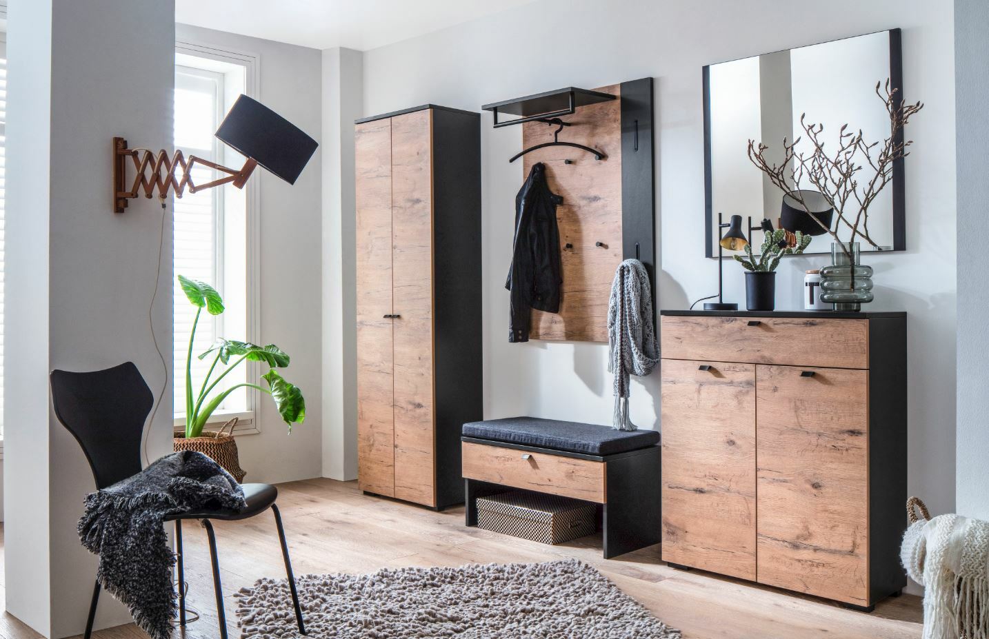 Moderne Garderobeneinrichtung mit Holzoptik, bestehend aus einem Garderobenschrank, einem Garderobenpaneel mit Haken und Ablage, einer Sitzbank mit Stauraum und einem großen Spiegel. Perspektive: Frontalansicht.