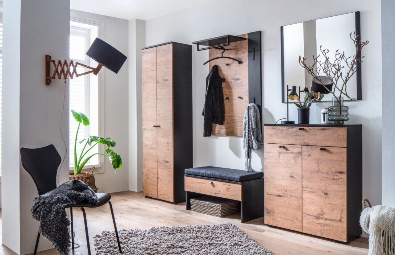 Moderne Garderobeneinrichtung mit Holzoptik, bestehend aus einem Garderobenschrank, einem Garderobenpaneel mit Haken und Ablage, einer Sitzbank mit Stauraum und einem großen Spiegel. Perspektive: Frontalansicht.