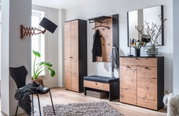 Moderne Garderobeneinrichtung mit Holzoptik, bestehend aus einem Garderobenschrank, einem Garderobenpaneel mit Haken und Ablage, einer Sitzbank mit Stauraum und einem großen Spiegel. Perspektive: Frontalansicht.