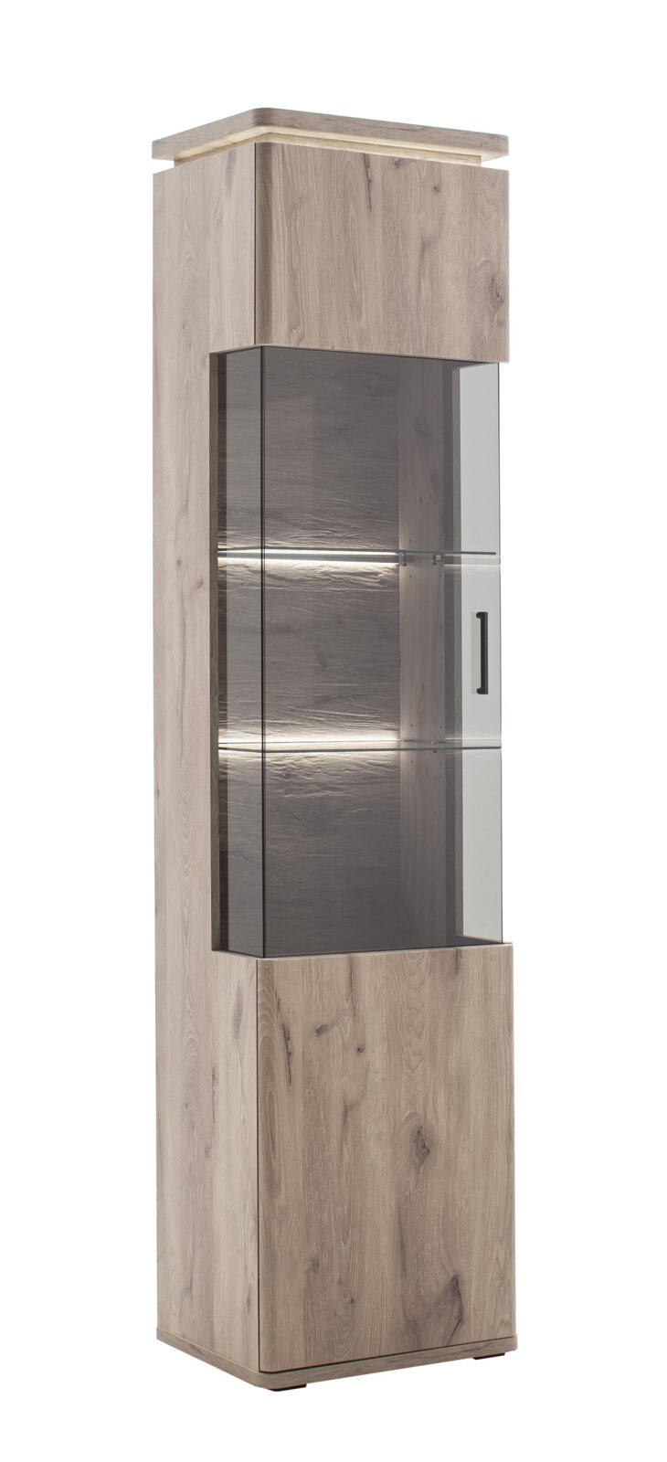Zurbrüggen Vitrine MODENA Hoge vitrinekast/staande vitrinekast in lichte houtlook met getinte glazen voorkant, ingebouwde ledverlichting en zwarte handgreep, vrijstaand op een witte achtergrond, perspectief: licht van voren met zichtbare rechterzijde (3/4-aanzicht)