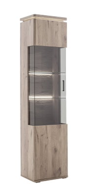 Hoge vitrinekast/staande vitrinekast in lichte houtlook met getinte glazen voorkant, ingebouwde ledverlichting en zwarte handgreep, vrijstaand op een witte achtergrond, perspectief: licht van voren met zichtbare rechterzijde (3/4-aanzicht)