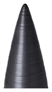 Nahaufnahme eines silbernen Dekobaums in Kegelform