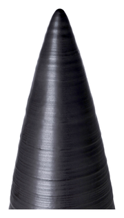 Nahaufnahme eines silbernen Dekobaums in Kegelform