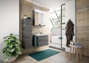 Modernes Badezimmer mit grauem Badblock, bestehend aus einem Hängeschrank und einem Waschtisch mit Spiegel, in einer stilvollen, hellen Umgebung mit Pflanzen und natürlichem Licht. Perspektive von vorne.
