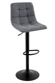 Grauer Barhocker mit gepolsterter Sitzfläche und Rückenlehne, schwarzem Metallgestell und Fußstütze, seitliche Perspektive