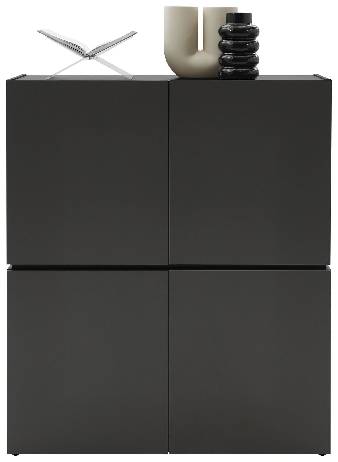 Schwarzes Highboard mit vier Türen, darauf dekorative Objekte, Frontalansicht