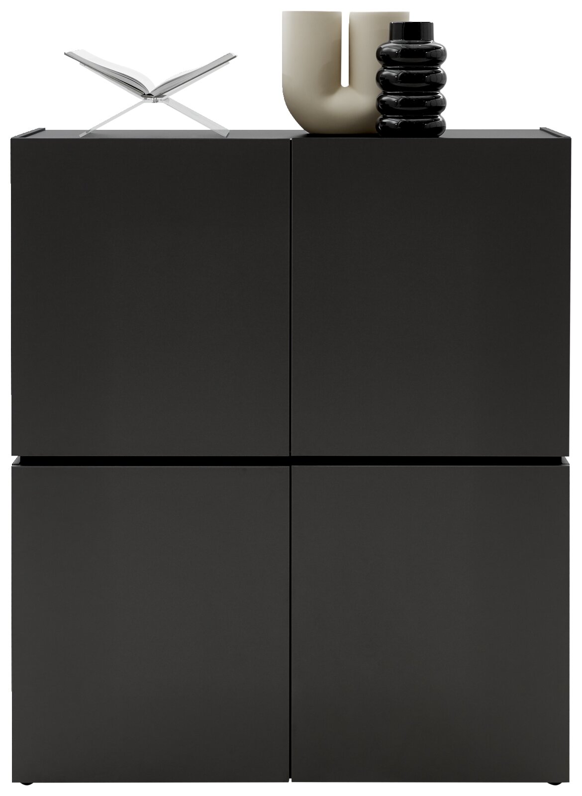 Schwarzes Highboard mit vier Türen, darauf dekorative Objekte, Frontalansicht