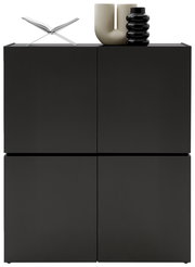 Schwarzes Highboard mit vier Türen, darauf dekorative Objekte, Frontalansicht