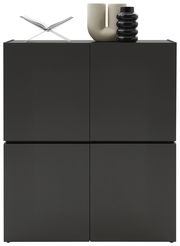 Schwarzes Highboard mit vier Türen, darauf dekorative Objekte, Frontalansicht