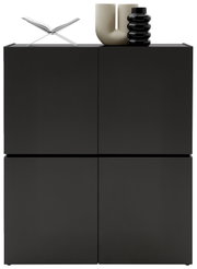Schwarzes Highboard mit vier Türen, darauf dekorative Objekte, Frontalansicht