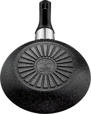 Ansicht von unten der BALLARINI Bratpfanne VIPITENO CERAMIC mit schwarzer, gesprenkelter Oberfläche und ergonomischem Griff.