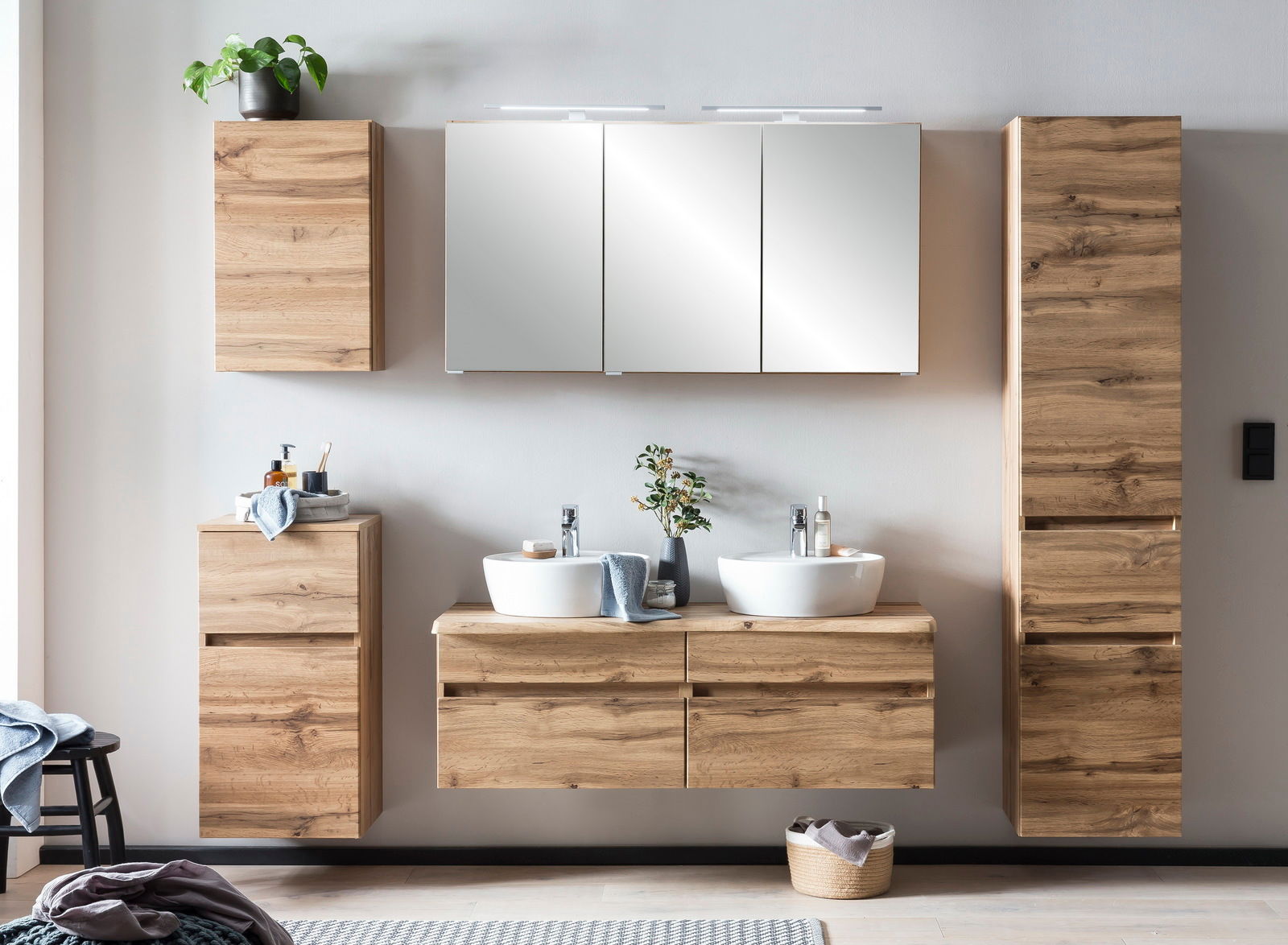 Moderne Badezimmermöbel aus Holz mit Hängeschrank, Spiegelschrank und Doppelwaschbecken, frontal betrachtet.