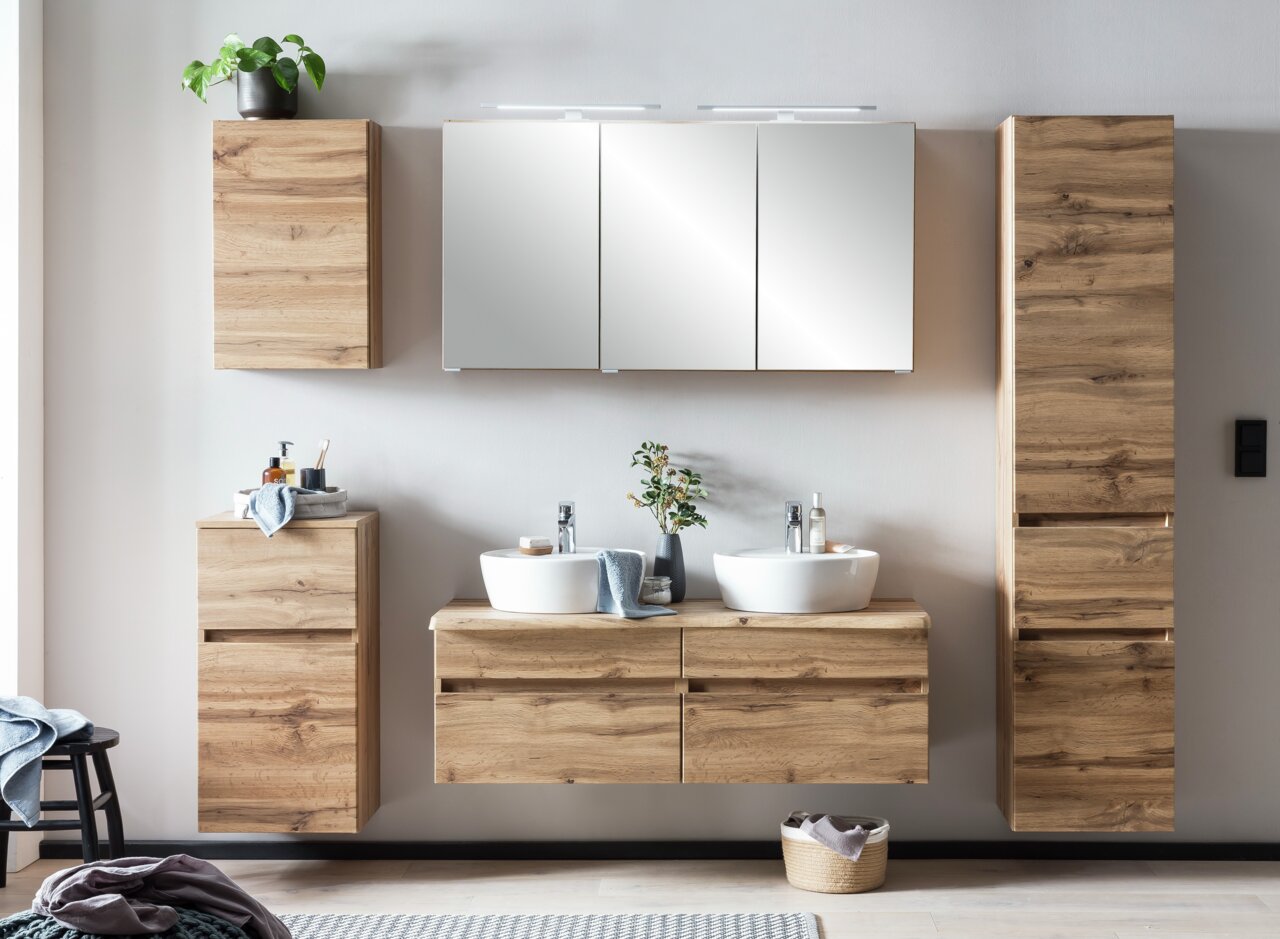 Moderne houten badkamermeubels met hangkast, spiegelkast en dubbele wastafel, gezien vanaf de voorkant.