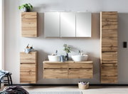 Moderne Badezimmermöbel aus Holz mit Hängeschrank, Spiegelschrank und Doppelwaschbecken, frontal betrachtet.