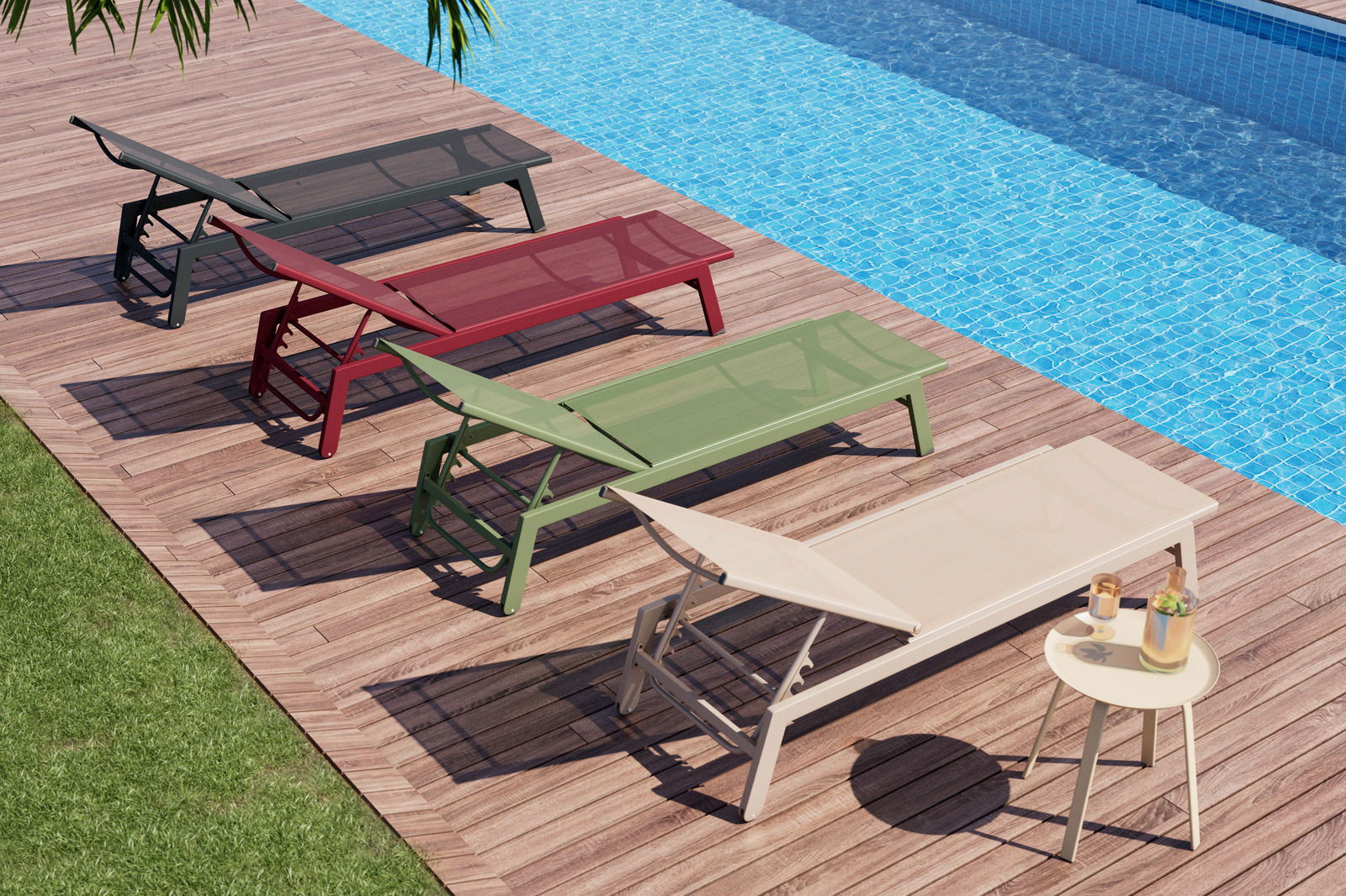 Beistelltisch in Cremefarbe neben vier Sonnenliegen in verschiedenen Farben, auf einer Holzterrasse am Pool, aus der Vogelperspektive.