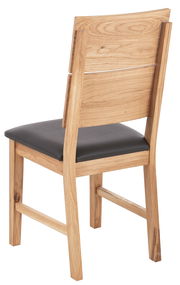 Rückansicht eines Holzstuhls mit gepolsterter Sitzfläche, natürliche Holzmaserung sichtbar.