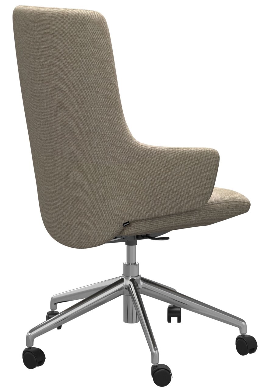 Achterkant van een moderne thuiskantoorfauteuil met stoffen bekleding en een verchroomd onderstel op wieltjes.