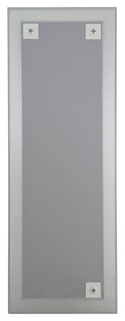 Rückansicht eines rechteckigen Spiegels mit silbernem Rahmen, ca. 50x140 cm, mit Befestigungselementen an den Ecken.