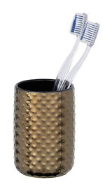 Keramik Zahnputzbecher Keo in goldener Farbe mit strukturierter Oberfläche, gefüllt mit zwei transparenten Zahnbürsten, seitliche Perspektive