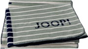Zusammengefaltete, grau-weiß gestreifte JOOP! Wohndecke mit dunkelblauer Umkettelung, schräg von oben (3/4-Ansicht) fotografiert