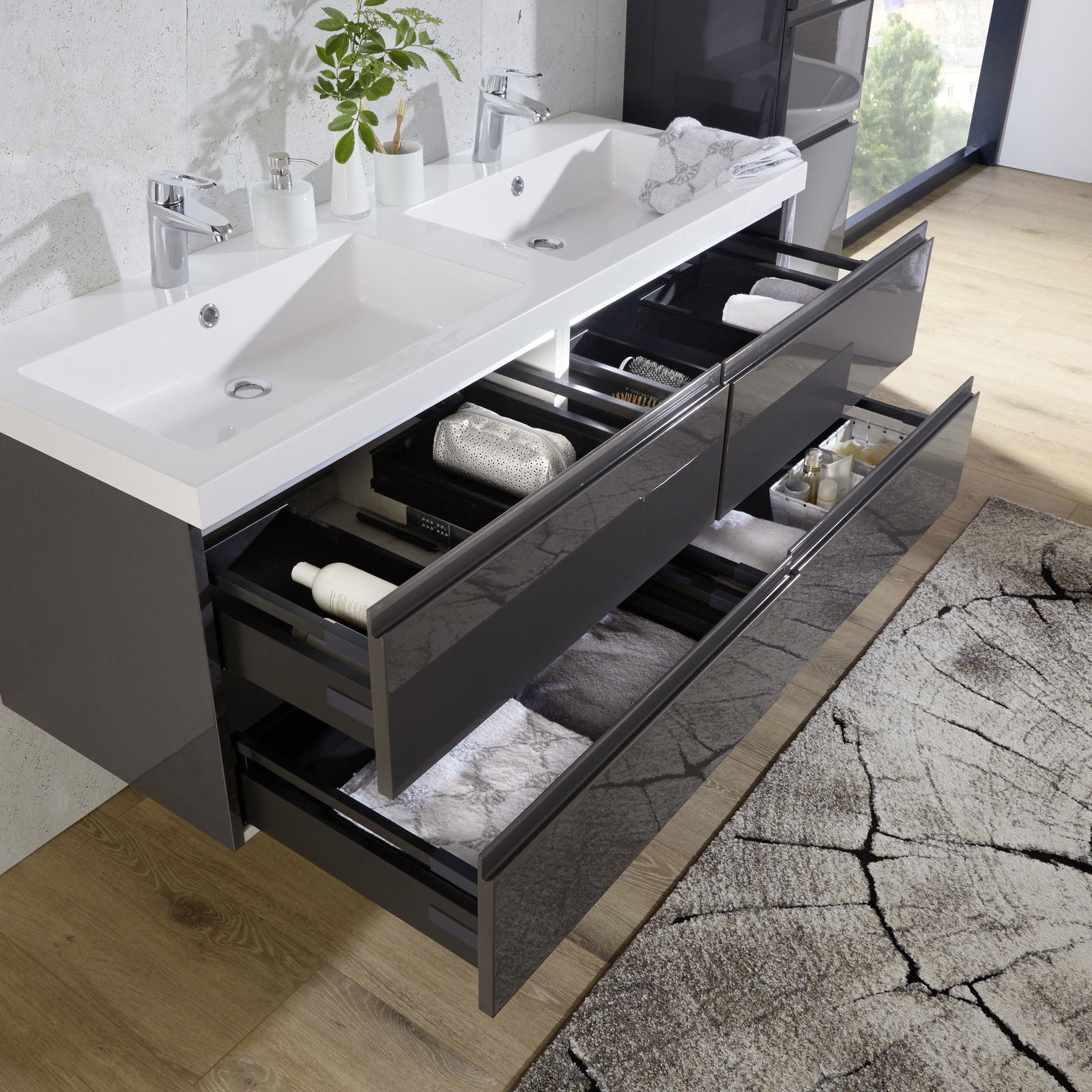 Moderne Badkombination mit zwei Waschbecken und geöffneten Schubladen, aus der Vogelperspektive fotografiert.