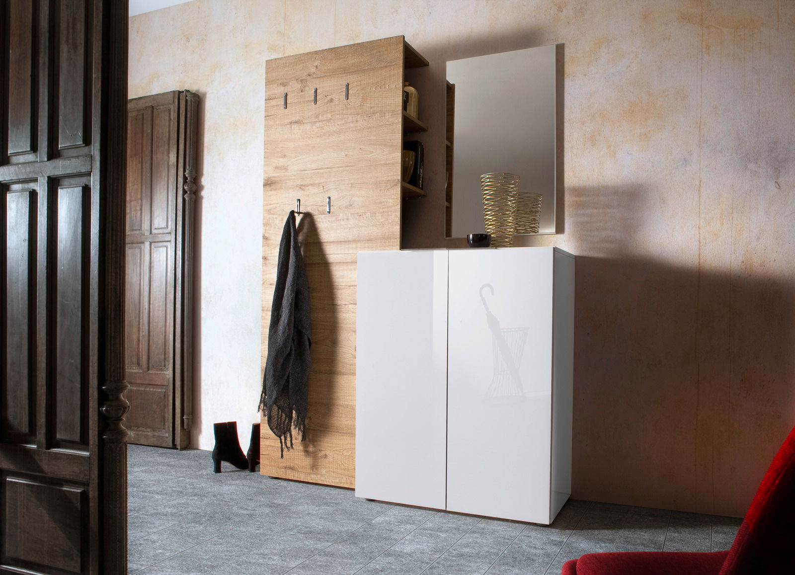 Moderner Eingangsbereich mit weißem Schuhschrank und Holz-Garderobenpaneel, seitliche Perspektive.
