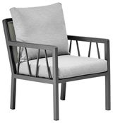 Moderner Gartensessel mit grauem Metallrahmen und hellgrauen Kissen, seitliche Perspektive