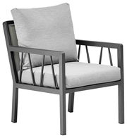 Moderner Gartensessel mit grauem Metallrahmen und hellgrauen Kissen, seitliche Perspektive