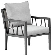 Moderner Gartensessel mit grauem Metallrahmen und hellgrauen Kissen, seitliche Perspektive