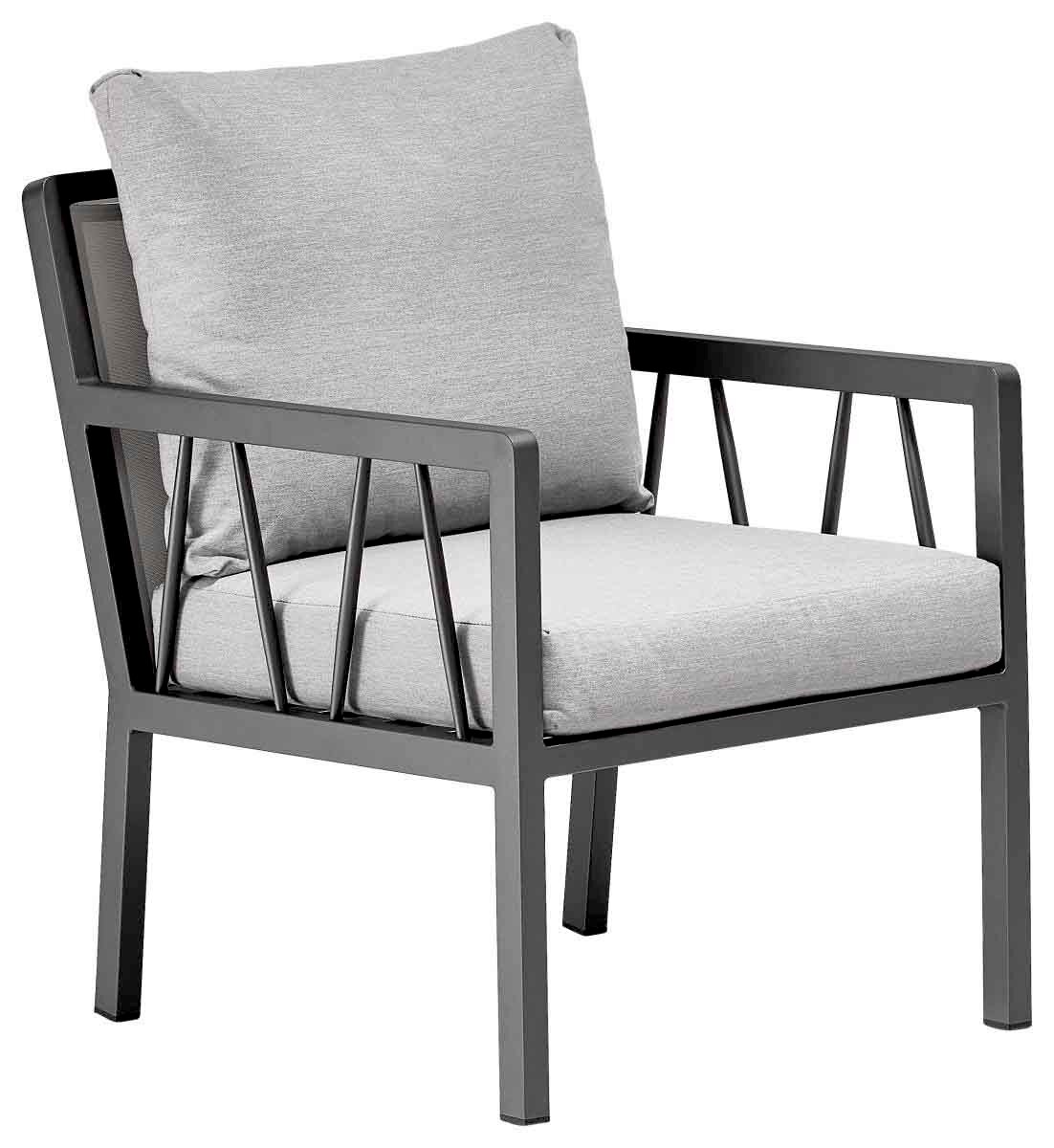 Moderner Gartensessel mit grauem Metallrahmen und hellgrauen Kissen, seitliche Perspektive