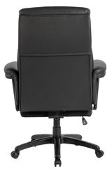 Rückansicht eines schwarzen Chefsessels mit Armlehnen und Rollen